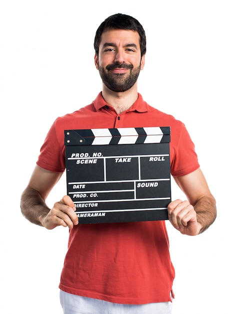 Homem bonito segurando um clapperboard