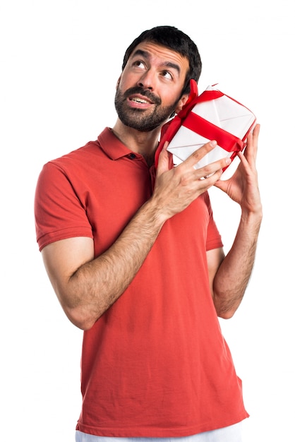 Foto grátis homem bonito segurando um presente