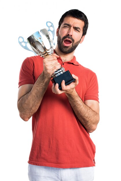 Homem bonito segurando um troféu