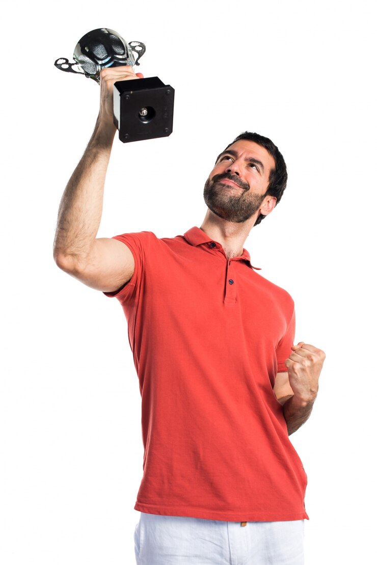 Foto grátis homem bonito, segurando um troféu