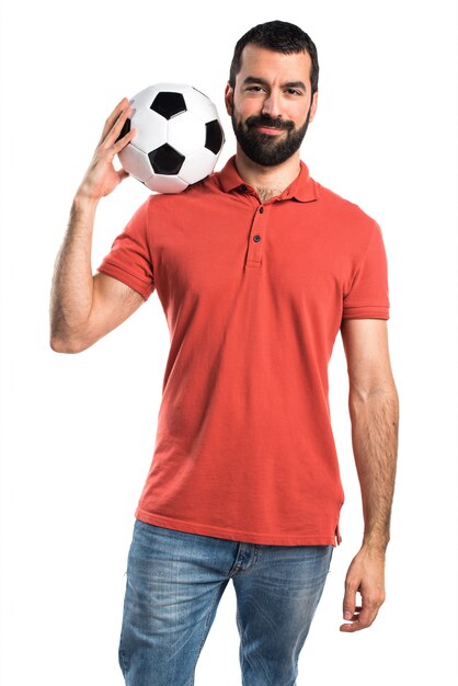 Homem bonito segurando uma bola de futebol