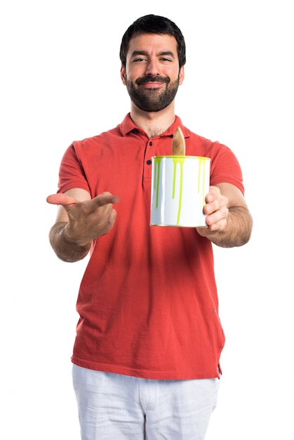 Foto grátis homem bonito segurando uma panela de pintura