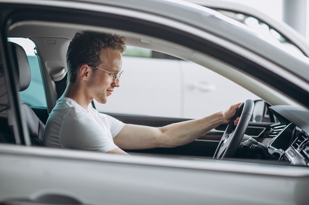 Homem bonito sentado em um carro