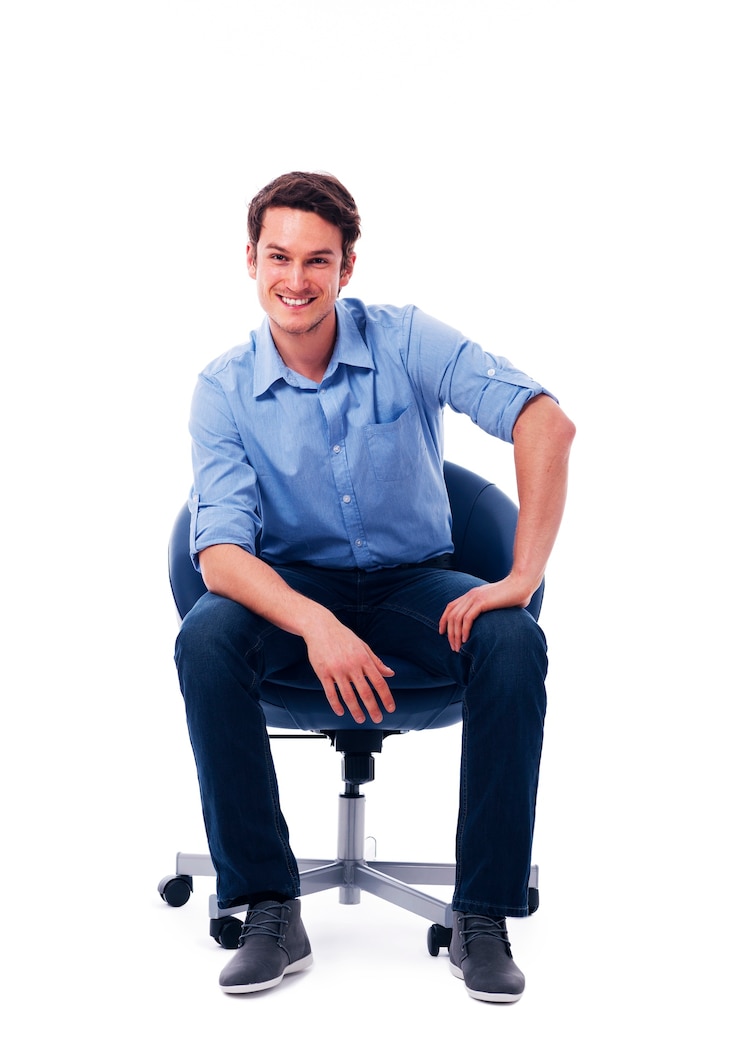 Foto grátis homem bonito sentado na cadeira