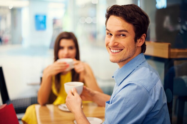 Homem bonito sorridente em uma reunião