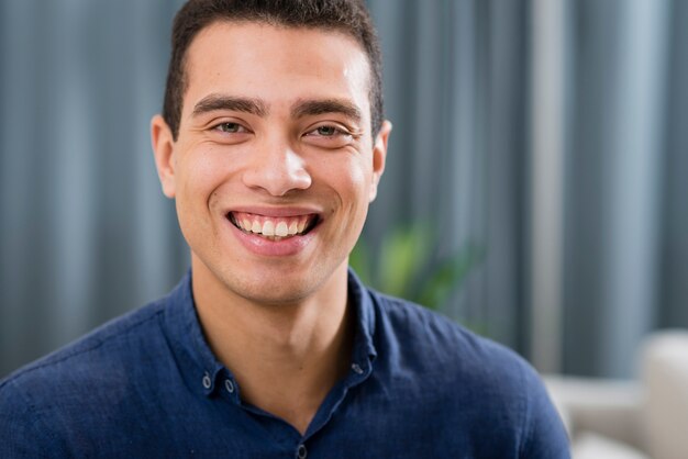 Homem bonito, sorrindo com espaço de cópia