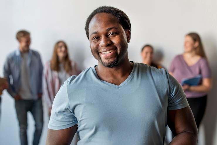 Foto grátis homem bonito sorrindo de frente