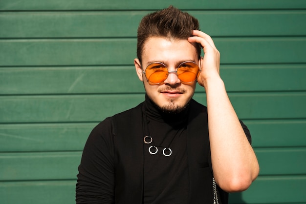 Homem bonito, sorrindo para a câmera