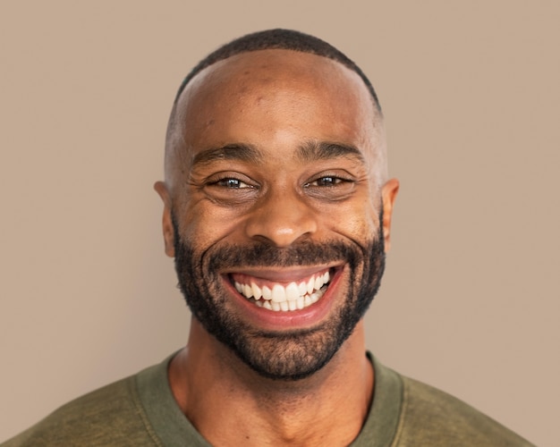 Foto grátis homem bonito sorrindo, retrato de rosto feliz close-up