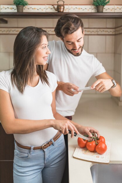 Homem bonito, tirando foto de legumes de corte namorada