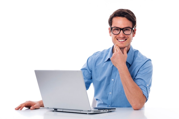 Foto grátis homem bonito trabalhando com laptop