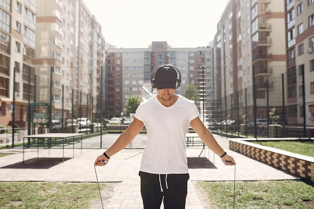 Foto grátis homem bonito, treinando em um parque de verão