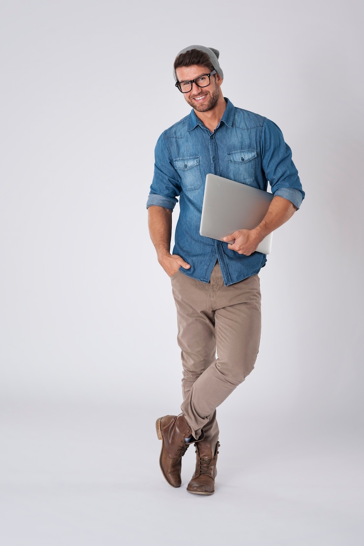 Foto grátis homem bonito usando óculos de moda e chapéu de lã com laptop