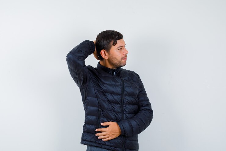 Foto grátis homem bonito vestindo uma jaqueta bomber