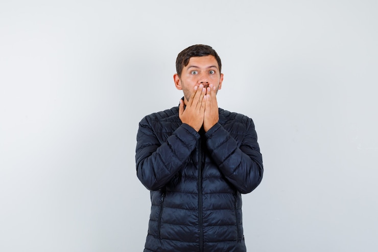 Foto grátis homem bonito vestindo uma jaqueta bomber