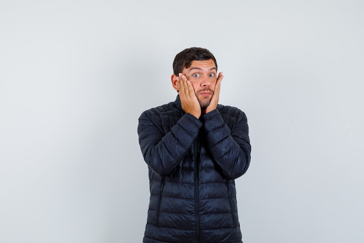 Foto grátis homem bonito vestindo uma jaqueta bomber