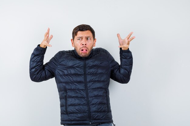 Foto grátis homem bonito vestindo uma jaqueta bomber