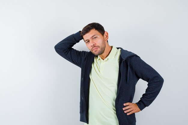 Homem bonito vestindo uma roupa casual