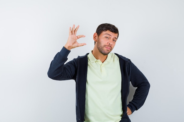 Homem bonito vestindo uma roupa casual