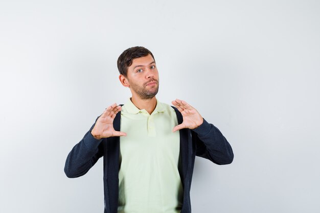 Homem bonito vestindo uma roupa casual