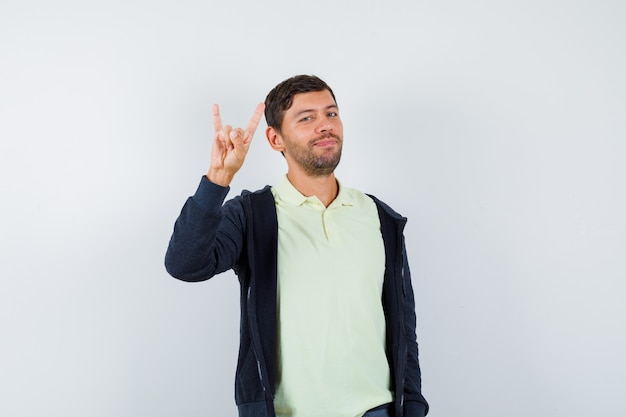 Homem bonito vestindo uma roupa casual