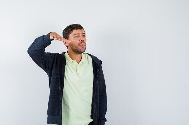 Homem bonito vestindo uma roupa casual