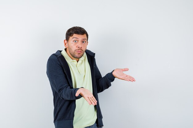 Homem bonito vestindo uma roupa casual