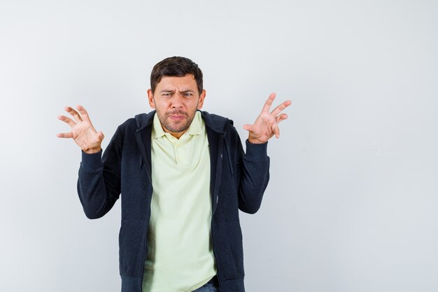 Homem bonito vestindo uma roupa casual