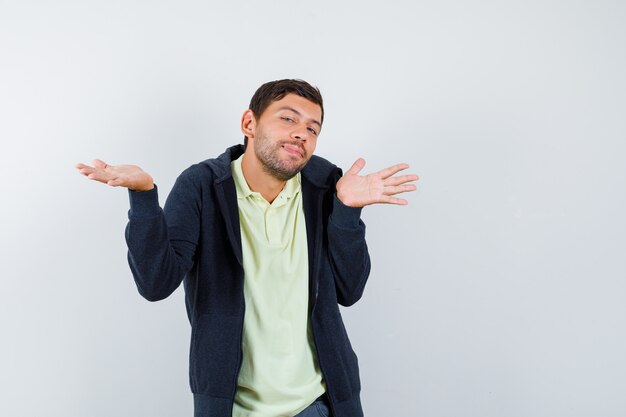 Homem bonito vestindo uma roupa casual