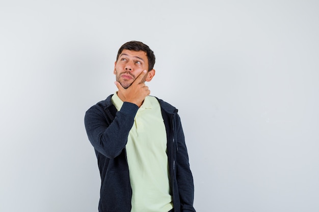 Homem bonito vestindo uma roupa casual