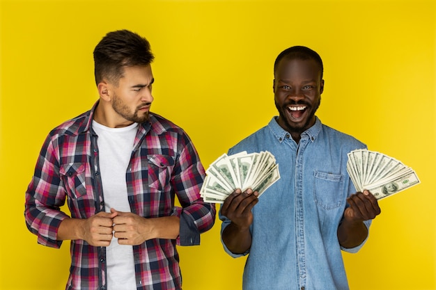 Foto grátis homem bravo e feliz homem detém dólares