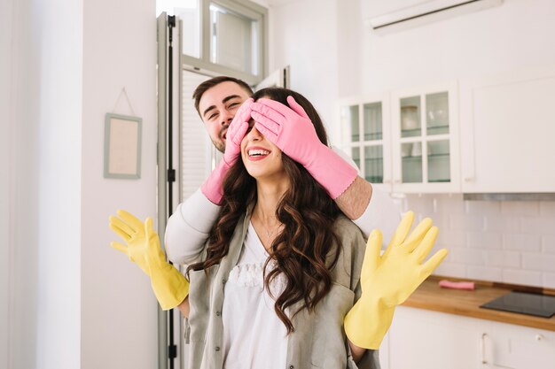 Homem brincando com mulher durante a limpeza