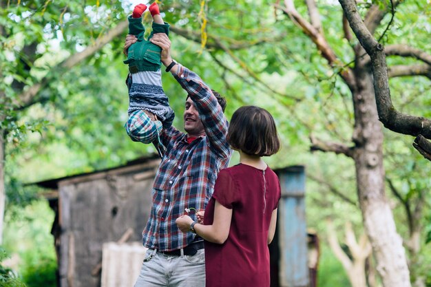 Homem brincando com o bebê no parque