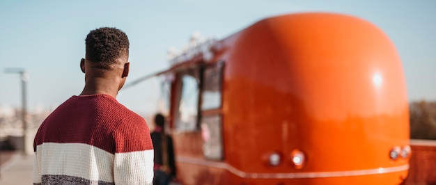 Homem caminhando em direção ao food truck