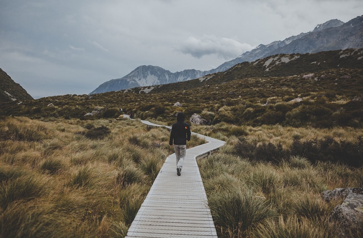 Foto grátis homem caminhando em hooker valley com vista do monte cook, na nova zelândia