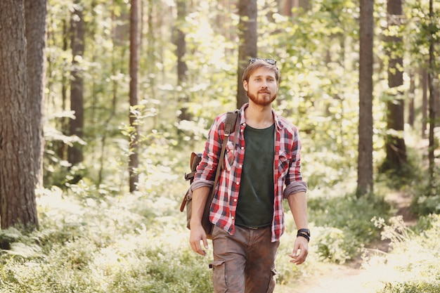 homem caminhando na floresta