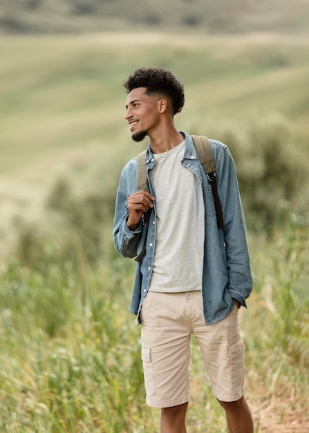 Homem caminhando na natureza, tiro médio