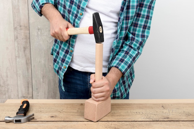 Homem carpinteiro usando um martelo