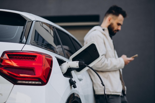 Homem carregando carro elétrico pela casa