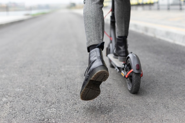 Homem casual andando de scooter elétrica