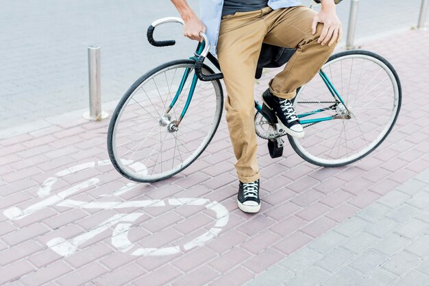 Homem casual sentado em sua bicicleta