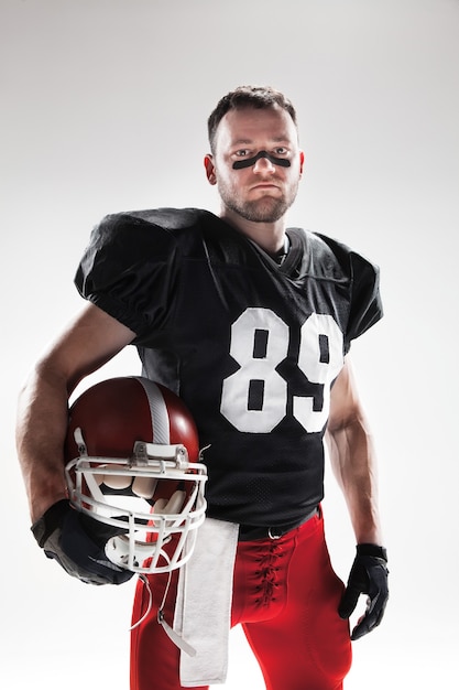 Homem caucasiano de fitness como jogador de futebol americano em fundo branco