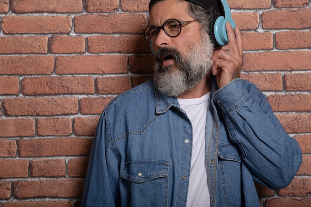 Homem caucasiano ouvindo música por fones de ouvido