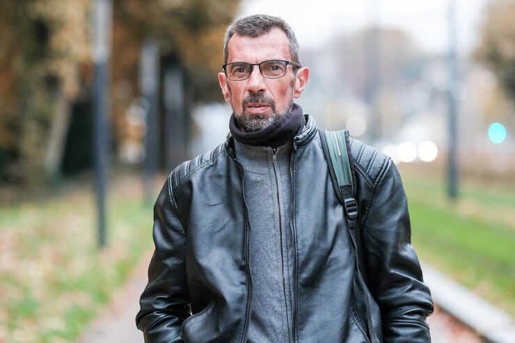 Foto grátis homem caucasiano posando ao ar livre na frança durante o dia