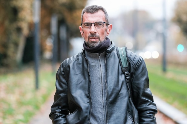 Homem caucasiano posando ao ar livre na França durante o dia