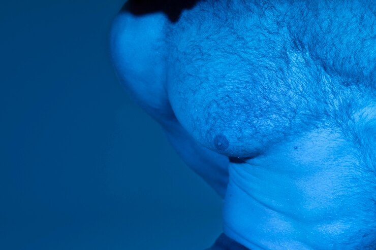 Foto grátis homem caucasiano sem camisa em tons de azul