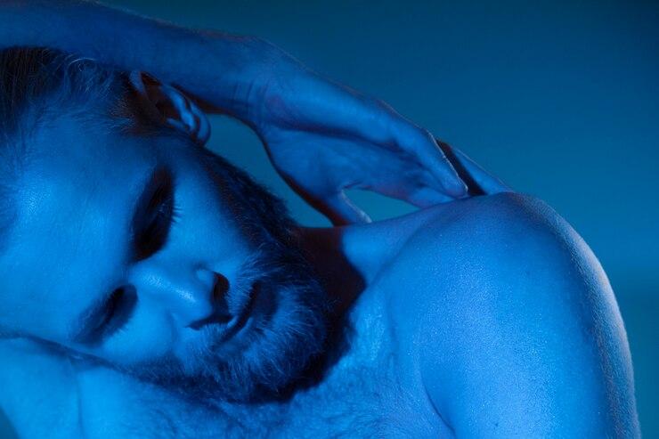 Foto grátis homem caucasiano sem camisa em tons de azul