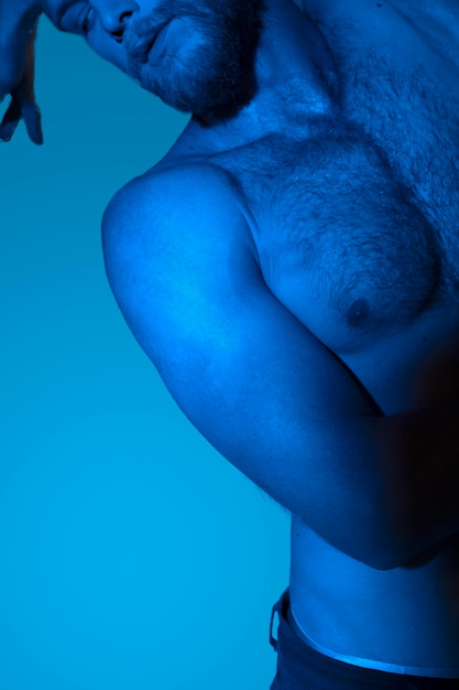 Homem caucasiano sem camisa em tons de azul