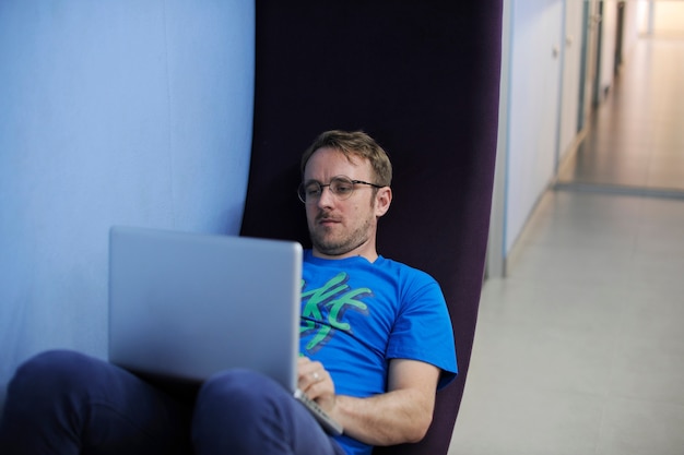 Homem caucasiano, usando computador, laptop