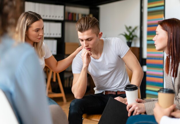 Homem chateado na terapia de perto